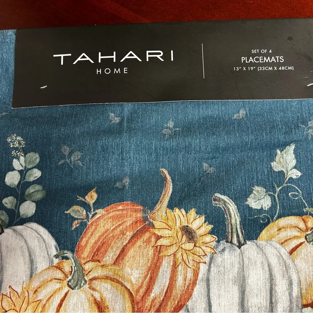 🆕- Set of 4 Tahari Home Placemats‎ with a Pumpkin and Floral Design Blue